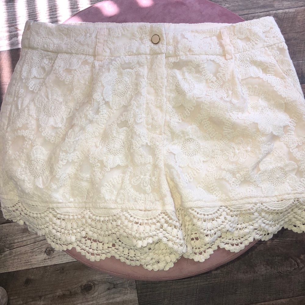 NWOT Monteau Lace Shorts With Scalloped Hem